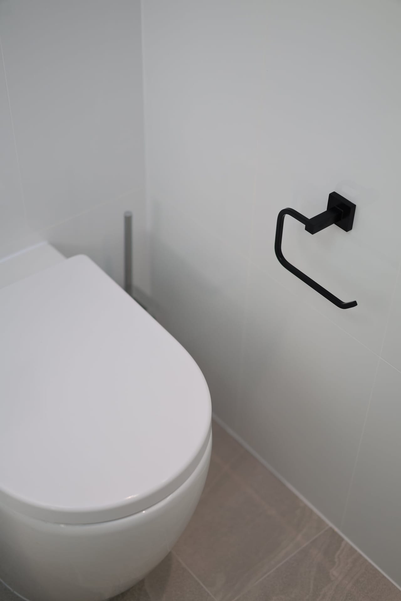 Wall-hung toilet with matte-black fittings
